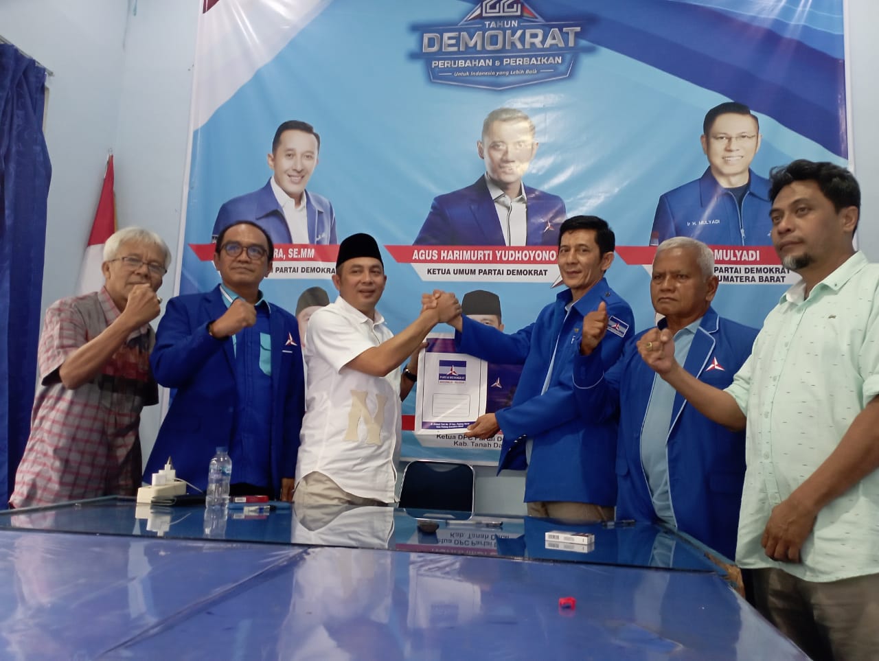 Politisi Nasdem H. Suherman serahkan berkas Bacalonbup pada ketua tim penjaringan Demokrat Yuli Syafrizal.  